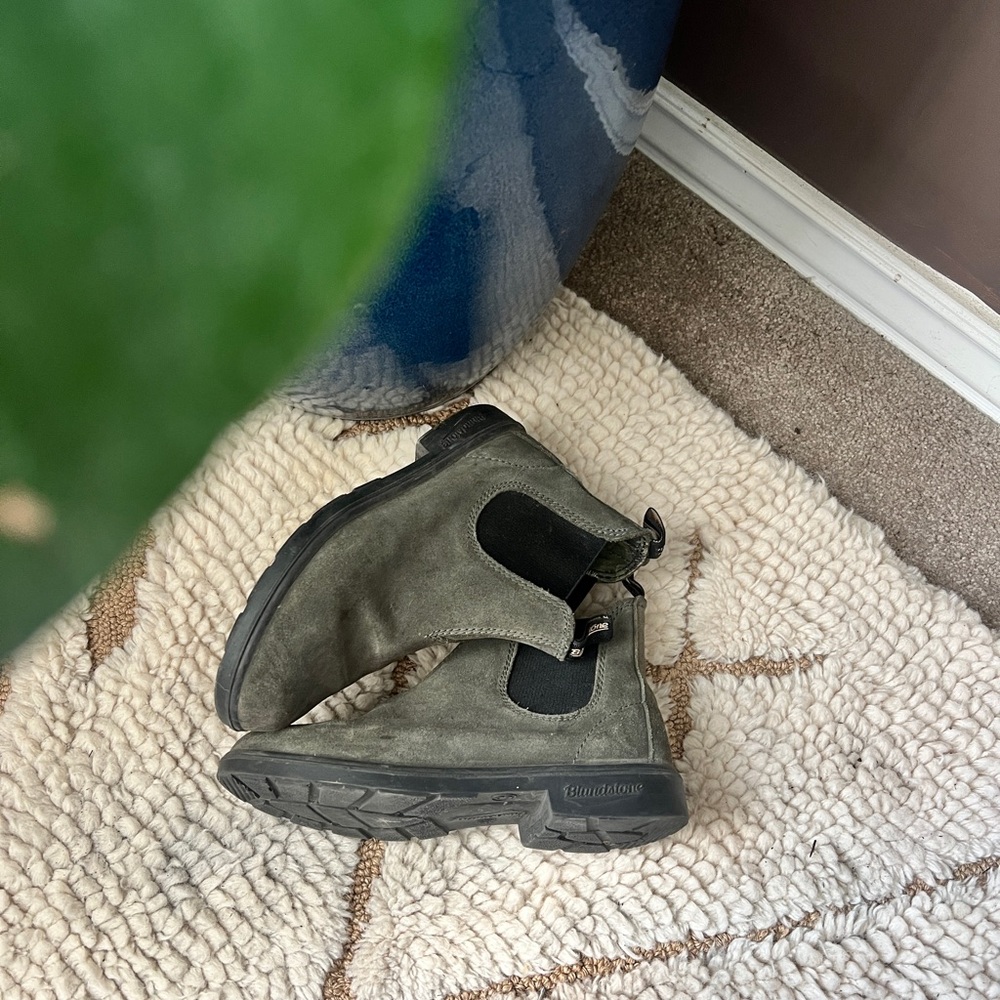 Kids size 3/ women’s size 5 Blundstones barely worn!